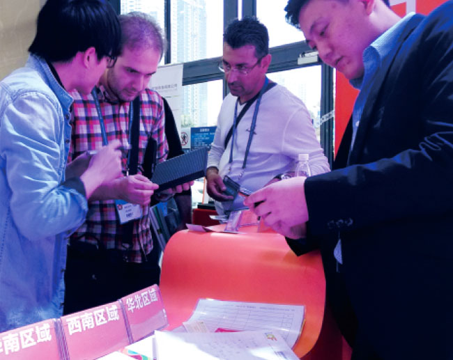 广州琶洲国际会展中心B区多宝电竞工作人员与前来参观朋友交谈