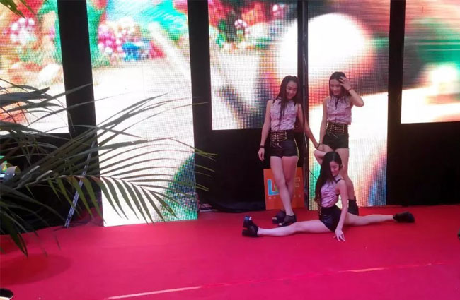 2014年中国国际光电博览会多宝电竞现场美女节目