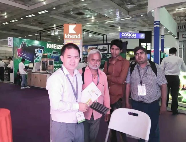 多宝电竞工作人员与现场朋友合影