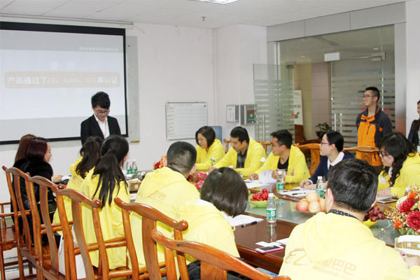 多宝电竞外贸部经理黄勇强做发言报告