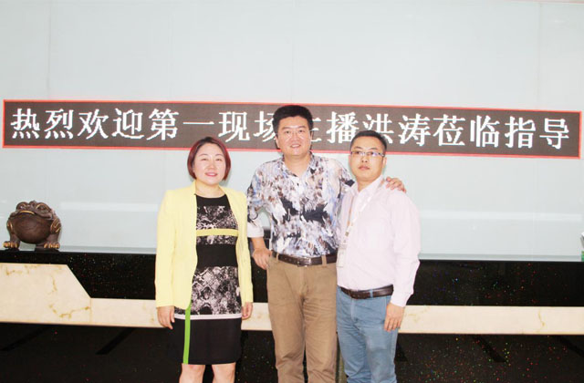 深圳电视台著名主持人宏涛先生和多宝电竞创始人龙平芳女士及策划部总监钟志军合影