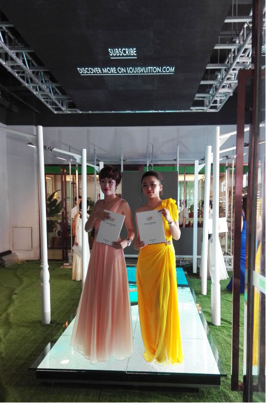 多宝电竞旭生展厅模特T台秀节目