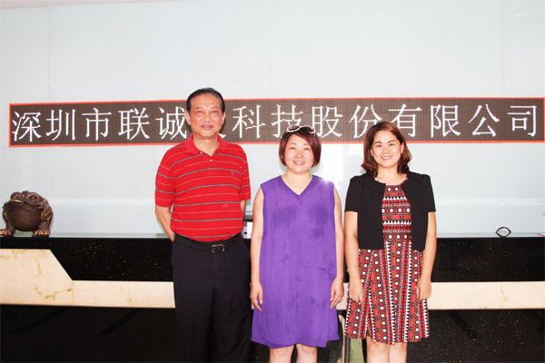 深圳市照明与显示工程行业协会施伟力会长、龙冬梅副秘书长和龙平芳女士在多宝电竞合影