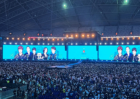 多宝电竞LED透明屏点燃五月天新加坡演唱会