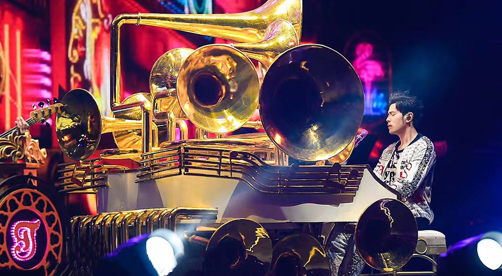 多宝电竞透明屏和荧光棒系列产品亮相2022周杰伦新加坡演唱会