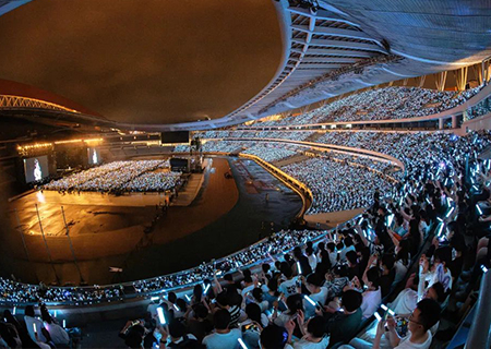 多宝电竞LED透明屏燃爆张韶涵南京演唱会！