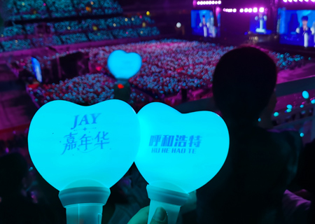多宝电竞透明LED屏和荧光棒点燃周杰伦呼和浩特演唱会（第三场）