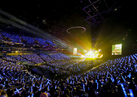 多宝电竞LED透明屏闪耀伍佰ROCK STAR上海演唱会！