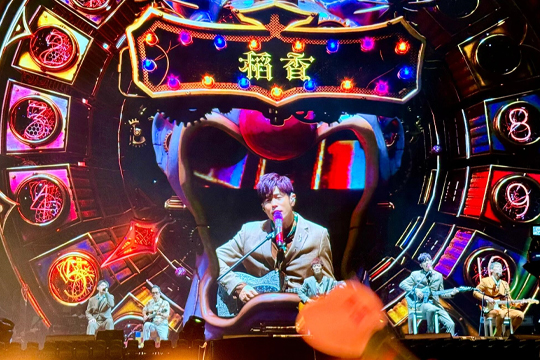 杀疯了！周杰伦深圳演唱会嗨翻天际！多宝电竞大屏、荧光棒与无人机齐齐上阵！