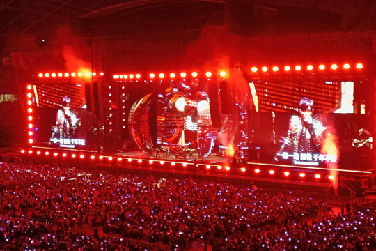 璀璨星光耀狮城！多宝电竞LED屏、荧光棒点燃周杰伦新加坡演唱会！